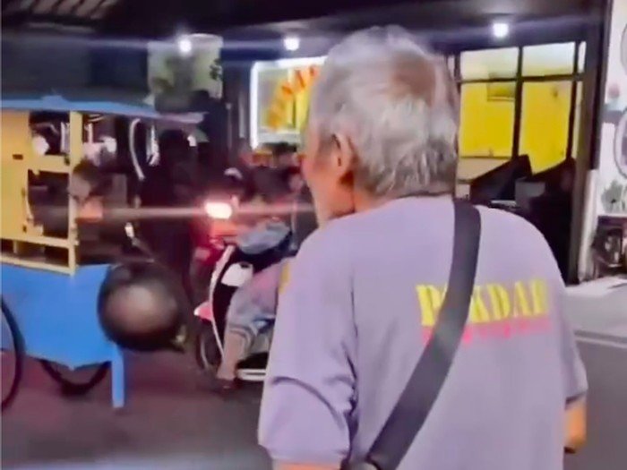 Pensiunan Guru Ditipu, Dikira Jukir dan Diusir diJakut: Kisah yang Menggetarkan Hati