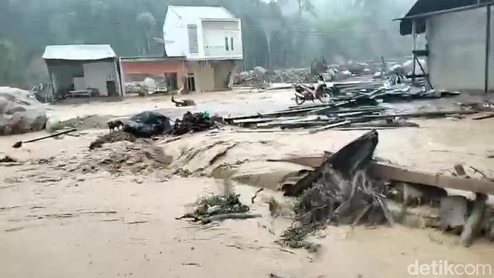 Banjir Bandang Hancurkan 6 Kecamatan di Tapteng, Jembatan Darurat Hanyut!