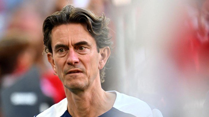 Thomas Frank Terpeleset, Pemain Spurs Protes