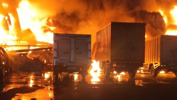 Kebakaran Pabrik Cat Cikupa: 9 Jam Perjuangan, Nyawa dan Harta Terancam
