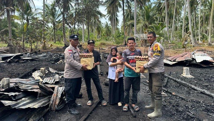 2 Rumah Jadi Korban Kebakaran di Meranti, Polisi Turun Bantu