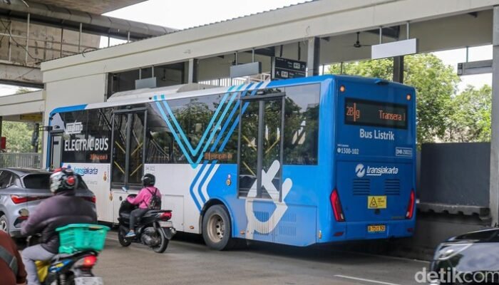 **Dekat-dekat Bus Transjakarta: Kenali Titik Buta yang Ancam Keselamatan**