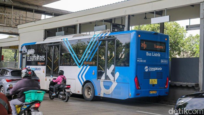 **Dekat-dekat Bus Transjakarta: Kenali Titik Buta yang Ancam Keselamatan**