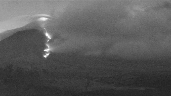 Gunung Semeru Meletus Dua Kali Malam Ini, Semburkan Awan Panas 4 Km, Siapakah yang Bertanggung Jawab?