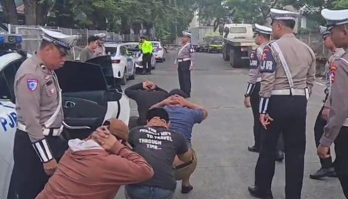 Polantas Tangkap 4 Bandit Ban Serep di Tol Cikampek
