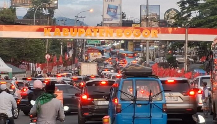 Peringatan Penting untuk Pengendara: Hindari Macet dan Longsor di Puncak Bogor