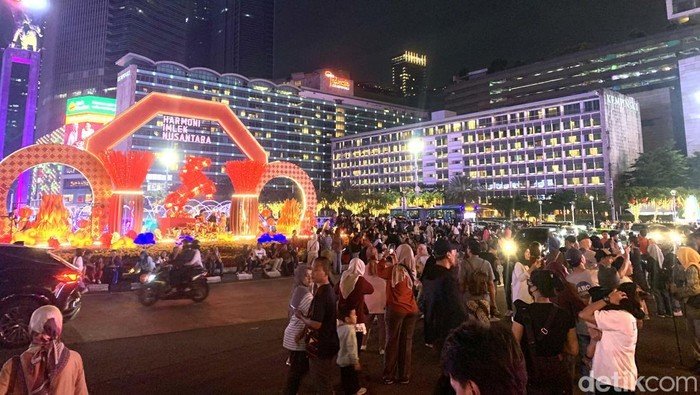 Antusiasme Warga Kunjungi Festival Imlek di Bundaran HI: Banyak Spot Foto - Update 1