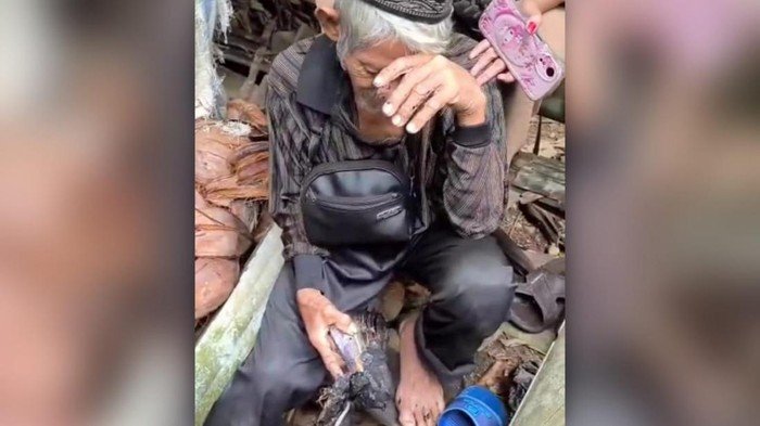 Rp 15 Juta Tabungan Kakek Sulbar Hancur, Dapur Rumah Terbakar dalam Bencana