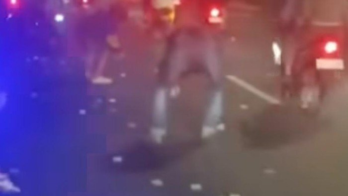 Warga Bogor Menemukan Uang Berceceran di Jalan Tegar Beriman dan Menyerahkannya ke Pemiliknya dengan Baik