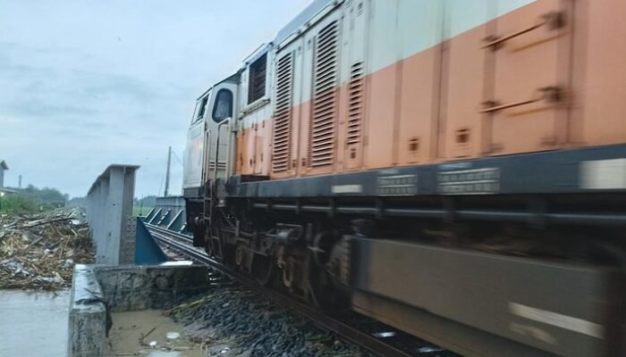 Banjir Rendam Jembatan Rel di Grobogan, KA Terpaksa Ganti Rute Sementara!