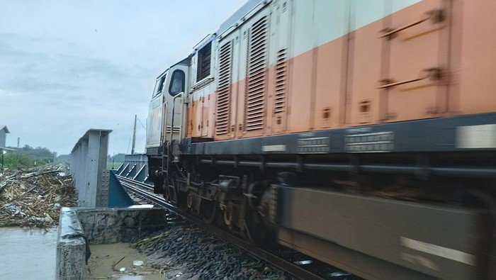 Banjir Rendam Jembatan Rel di Grobogan, KA Terpaksa Ganti Rute Sementara!