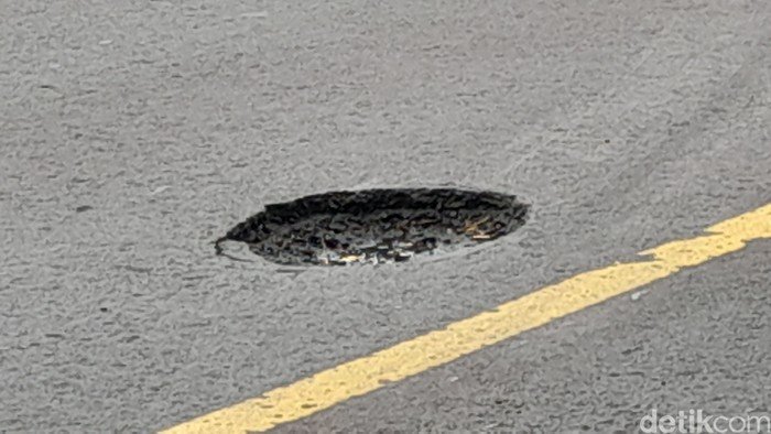 1. **Jalan Rusak Menyebabkan Kecelakaan, Kenali Ciri Jalan Nasional, Provinsi dan Kabupaten untuk Meningkatkan Keamanan Lalu Lintas**