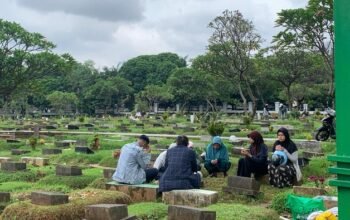 [Dalam Duka, Peziarah Temukan Pengingat di Kuburan jelang Ramadan]
