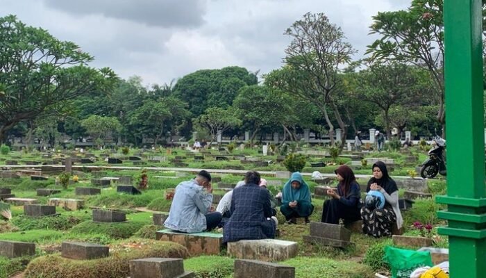 [Dalam Duka, Peziarah Temukan Pengingat di Kuburan jelang Ramadan]