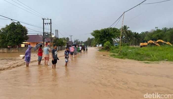 Darurat! Banjir Menerjang Semua Kecamatan di Tapteng, Jembatan Ambruk