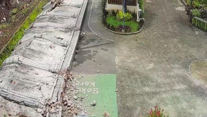 Darurat! Tembok Panjang Roboh ke Area SMPN 182 Jaksel, Warga Berbondong Evakuasi