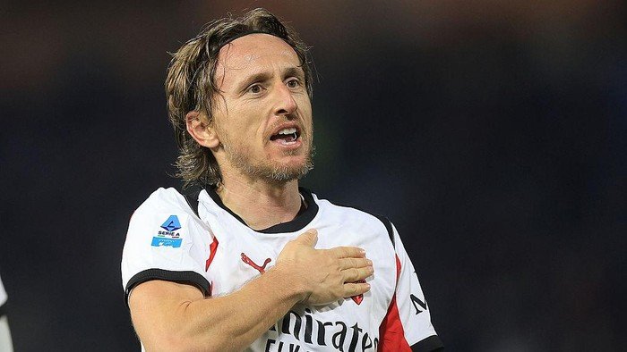 Milan Berniat Perpanjang Kontrak Modric, Apakah Ini Tanda Perubahan Strategi Klub?