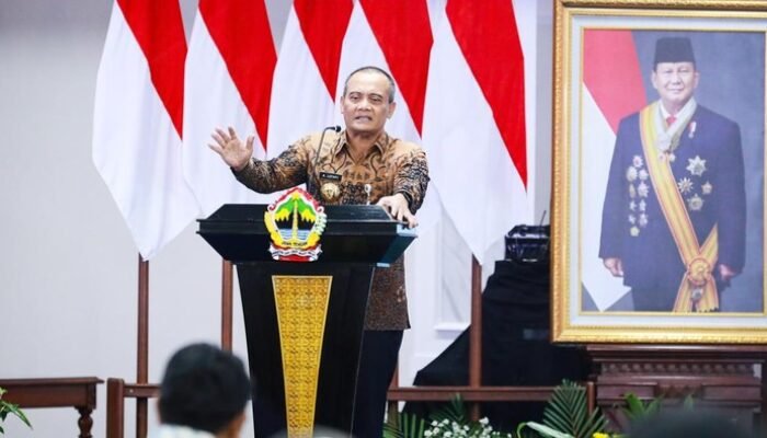 **Setahun di Jateng, Luthfi-Taj Yasin Berikan Penghargaan kepada 6 Daerah Terbaik**