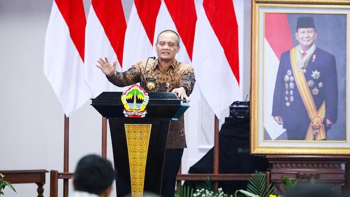 **Setahun di Jateng, Luthfi-Taj Yasin Berikan Penghargaan kepada 6 Daerah Terbaik**