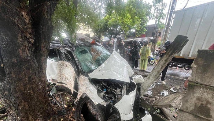 Tragedi di Tol Makassar: Istri Anggota DPRD Sulsel Tewas, Apakah Ini Kronologi yang Harus Diteliti?