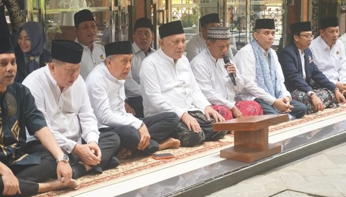 Safari Ramadan, NasDem Ziarahi Makam Pendiri NU di Jombang: Menyatukan Masyarakat atau Membagi?