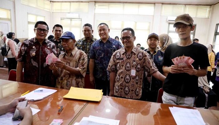 [2.924 Warga Tangerang Dapat BSU dari Pemkot, Bantu Ekonomi di Ramadan]