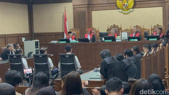 Sidang Vonis Minyak Mentah: Keputusan Ditunggu Hingga Dini Hari