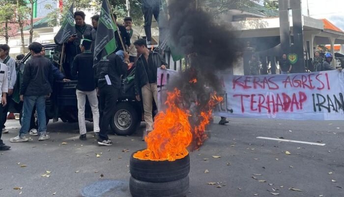 Mahasiswa Demo Dekat Istana Bogor, Protes Serangan AS dan Israel ke Iran!