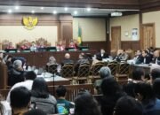 “Dramatis! Eks Anak Buah Nadiem Tak Tahan Emosi di Depan Jaksa.”