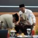 **Prabowo-Cium Tangan Kiai di Bukber: Apakah Ini Indikator Hubungan Politik Baru?**