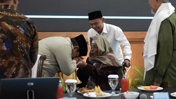 **Prabowo-Cium Tangan Kiai di Bukber: Apakah Ini Indikator Hubungan Politik Baru?**