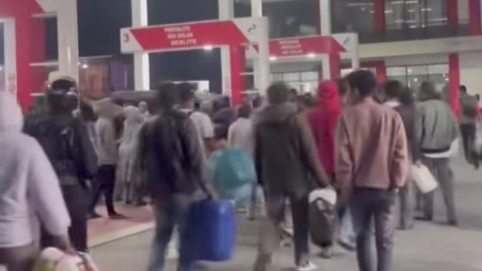 Aceh dalam Kebakaran, Warga Antre Beli BBM dengan Jeriken di SPBU