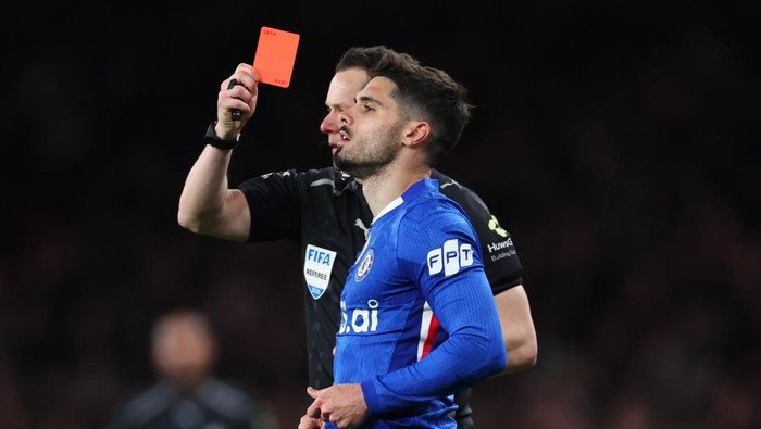 **Pedro Neto Dikukuhkan Sanksi FA Setelah Aksi Kontroversial di Lapangan**