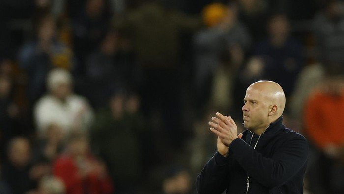 Slot: Piala FA Dulu, Liga Champions Kemudian – Siapa yang Akan Menyusul Messi dan Ronaldo?