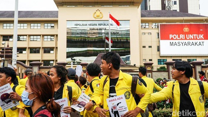 Skandal Permintaan Maaf Mahasiswi UI atas_coret-coret Serban Polwan Munculkan Pro-Kontra
