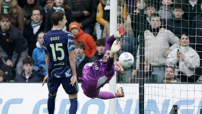 1. **Groningen Vs Ajax: Maarten Paes Cs Menyerah 1-3**