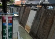 Hujan Deras Jakarta: Pintu Air Pasar Ikan Kritis, Ancaman Banjir Terdekat!