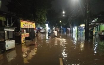 “Banjir 60 Cm Rendam Jalan Bintaro Jaksel, Rumah Warga Ikut Tergenang”