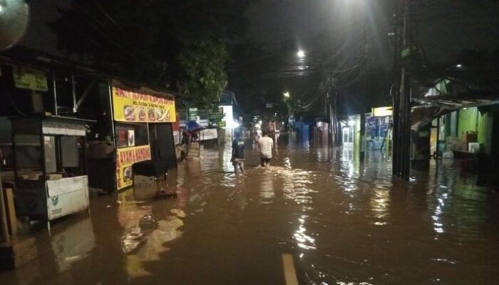 “Banjir 60 Cm Rendam Jalan Bintaro Jaksel, Rumah Warga Ikut Tergenang”