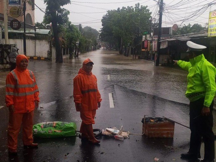 Jalan Meruya Jakbar Terendam Banjir, Kendaraan Tak Bisa Melintas - Update 2