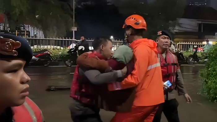 Tragedi Pondok Karya: Banjir 170 Cm, Brimob Serbu Evakuasi Nenek 84 Tahun