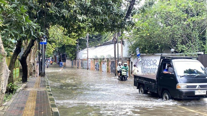 [Pengendara Tuntun Motor Terobos Banjir di Kemang-Mampang Jaksel: Ketegangan Menyelamatkan di Genangan]
