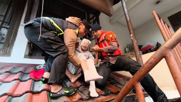 Banjir Mampang Jaksel: Brimob Polda Selamatkan Lansia & Anak-Anak dari Air 2 Meter