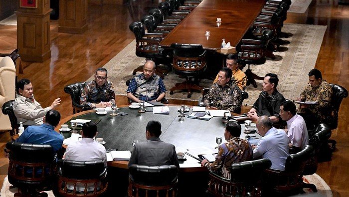 Prabowo Rapat 'Maraton' Hambalang, Bicara Geopolitik hingga Kesiapan Lebaran: Apa yang Sedang Dicari?