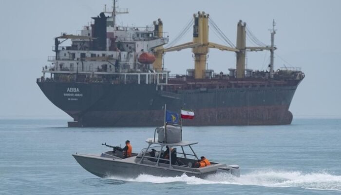 Kapal AS di Hormuz Jadi Sasaran Rudal Iran: Ancaman Baru di Laut