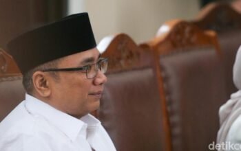 “Sidang Praperadilan Yaqut: Uji Nyali dalam Kasus Kuota Haji Hari Ini” Penjelasan Singkat: Judul ini menggunakan kata-kata yang kuat untuk mengekspos dinamika dan ketegangan yang terjadi dalam sidang, sehingga memberikan daya tarik emosional yang menarik bagi pembaca.