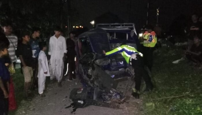 Pikap Ringsek Tertabrak KRL di Parung Panjang Bogor, 1 Orang Luka – Update 3