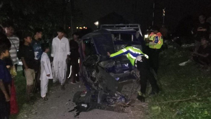 Pikap Ringsek Tertabrak KRL di Parung Panjang Bogor, 1 Orang Luka - Update 3
