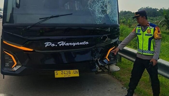 **Tragedi Tol Batang: Bus Seruduk 5 Mobil Pemudik, Nyawa Selamat!**