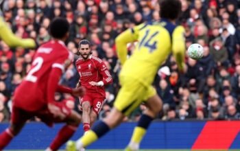 Liverpool Menghancurkan Rintangan Tottenham Hotspur dengan Skor 1-0 di Babak Pertama: Apakah Ini Peringatan untuk Para Pesaing?